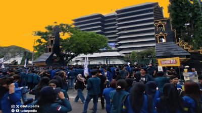 Meski Tertahan Barikade Aparat, Ribuan Massa Tetap Padati Bundaran HI dan Bawa 5 Tuntutan Keras untuk Pemerintah