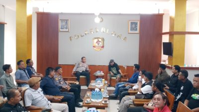 Audiensi Pekerja Seni Berbuah Aturan Baru, Kapolres Blora Tegaskan Soal Keamanan dan Jam Pentas 16 TUTURPEDIA - Audiensi Pekerja Seni Berbuah Aturan Baru, Kapolres Blora Tegaskan Soal Keamanan dan Jam Pentas