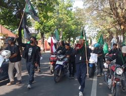 Simbol Keprihatinan Bangsa, Mahasiswa HMI Blora Gelar Aksi Dorong Motor dari Tugu Pancasila ke Kantor DPRD