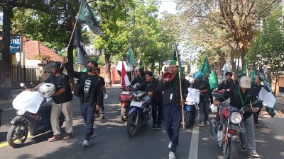 Simbol Keprihatinan Bangsa, Mahasiswa HMI Blora Gelar Aksi Dorong Motor dari Tugu Pancasila ke Kantor DPRD 11 TUTURPEDIA - Simbol Keprihatinan Bangsa, Mahasiswa HMI Blora Gelar Aksi Dorong Motor dari Tugu Pancasila ke Kantor DPRD