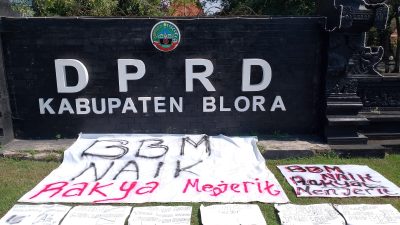 Halaman DPRD Blora Banjir 'Surat Cinta' Dari HMI 15 TUTURPEDIA - Halaman DPRD Blora Banjir 'Surat Cinta' Dari HMI