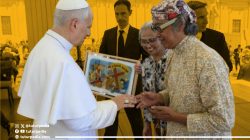 Seniman dan Budayawan Butet Kartaredjasa Serahkan Lukisan Jalan Salib Versi Punakawan kepada Paus Leo XIV 3 TUTURPEDIA - Seniman dan Budayawan Butet Kartaredjasa Serahkan Lukisan Jalan Salib Versi Punakawan kepada Paus Leo XIV
