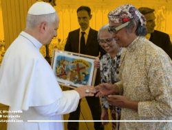 Seniman dan Budayawan Butet Kartaredjasa Serahkan Lukisan Jalan Salib Versi Punakawan kepada Paus Leo XIV