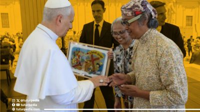 Seniman dan Budayawan Butet Kartaredjasa Serahkan Lukisan Jalan Salib Versi Punakawan kepada Paus Leo XIV 9 TUTURPEDIA - Seniman dan Budayawan Butet Kartaredjasa Serahkan Lukisan Jalan Salib Versi Punakawan kepada Paus Leo XIV