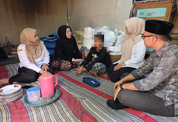 TUTURPEDIA - Anggota DPRD Blora Gus Fahim Sambangi Keluarga Almarhumah di Mojorembun, Tunjukkan Kepedulian dan Perhatian Masa Depan Anak