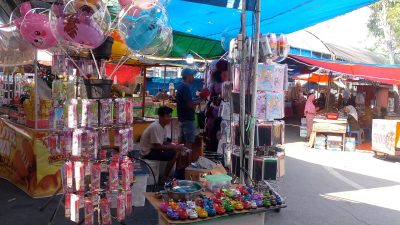 Bukan Cuma Jenang Kudus, Pasar Kaget Haul Sunan Pojok Diserbu Warga Berburu Aksesoris hingga Mainan Jadul! 10 TUTURPEDIA - Bukan Cuma Jenang Kudus, Pasar Kaget Haul Sunan Pojok Diserbu Warga Berburu Aksesoris hingga Mainan Jadul!