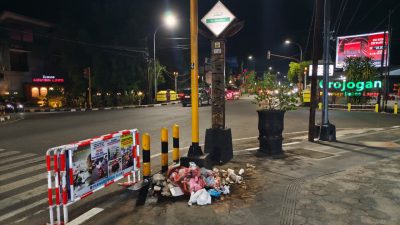 Jantung Kota Jadi Pembuangan Sampah! Agus Berharap Ada Bak Sampah 9 TUTURPEDIA - Jantung Kota Jadi Pembuangan Sampah! Agus Berharap Ada Bak Sampah