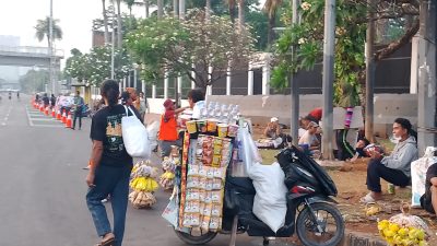 Jelang Demo di DPR/MPR, Pedagang Kaki Lima Ketiban Berkah 9 TUTURPEDIA - Jelang Demo di DPR/MPR, Pedagang Kaki Lima Ketiban Berkah