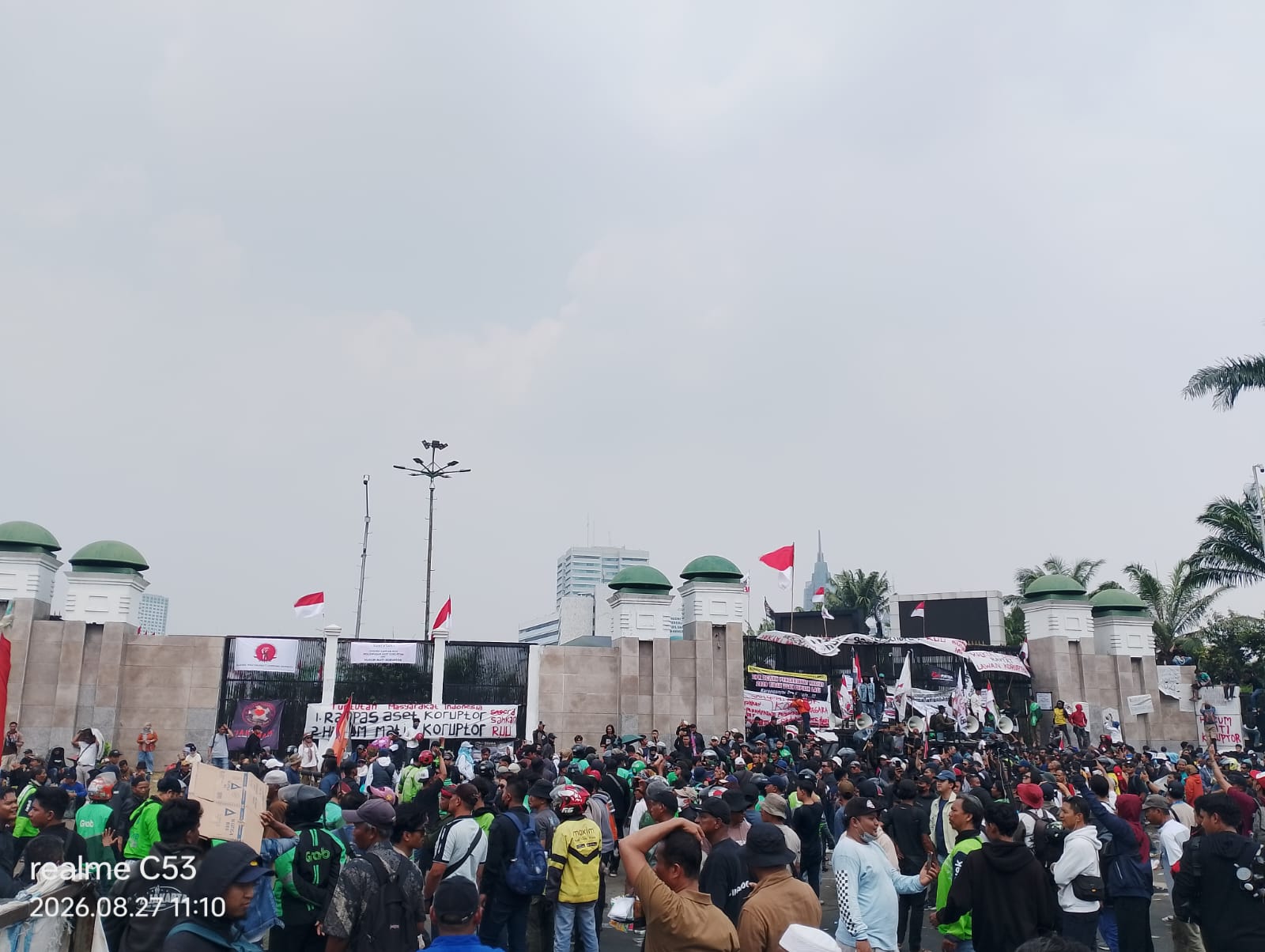TUTURPEDIA - Ojol Kecewa Massa Pati Tinggalkan DPR: “Solidaritas Bukan Sekadar Datang, Lalu Pulang!