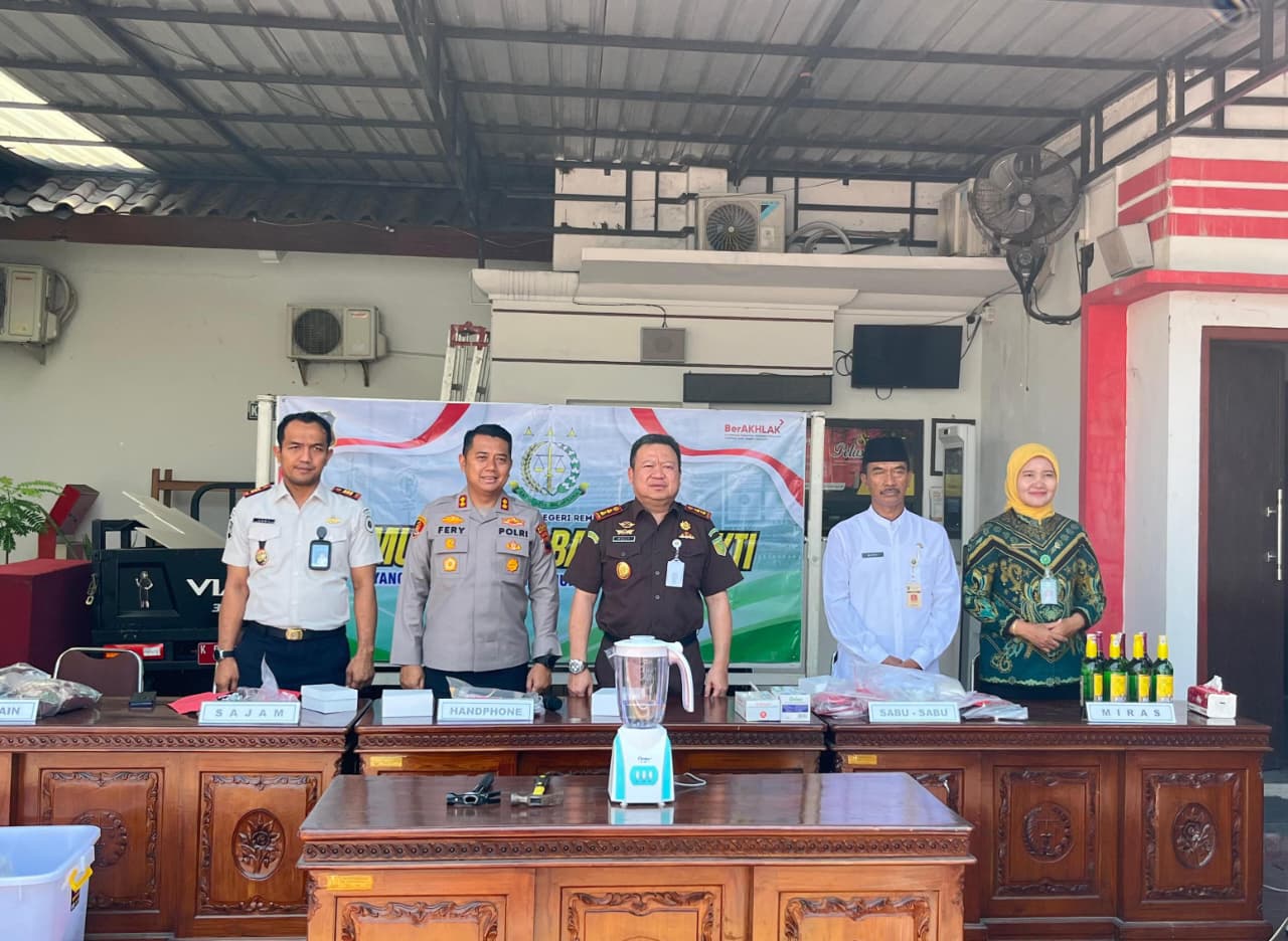 TUTURPEDIA - Hadiri Pemusnahan Barbuk, Karutan Baru Rembang Perkuat Sinergi
