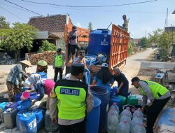 Kemarau Makin Terasa, Polsek Kunduran Salurkan Air Bersih ke Warga Cowekan: Kapolsek Ingatkan Jangan Sepelekan Kesulitan Air