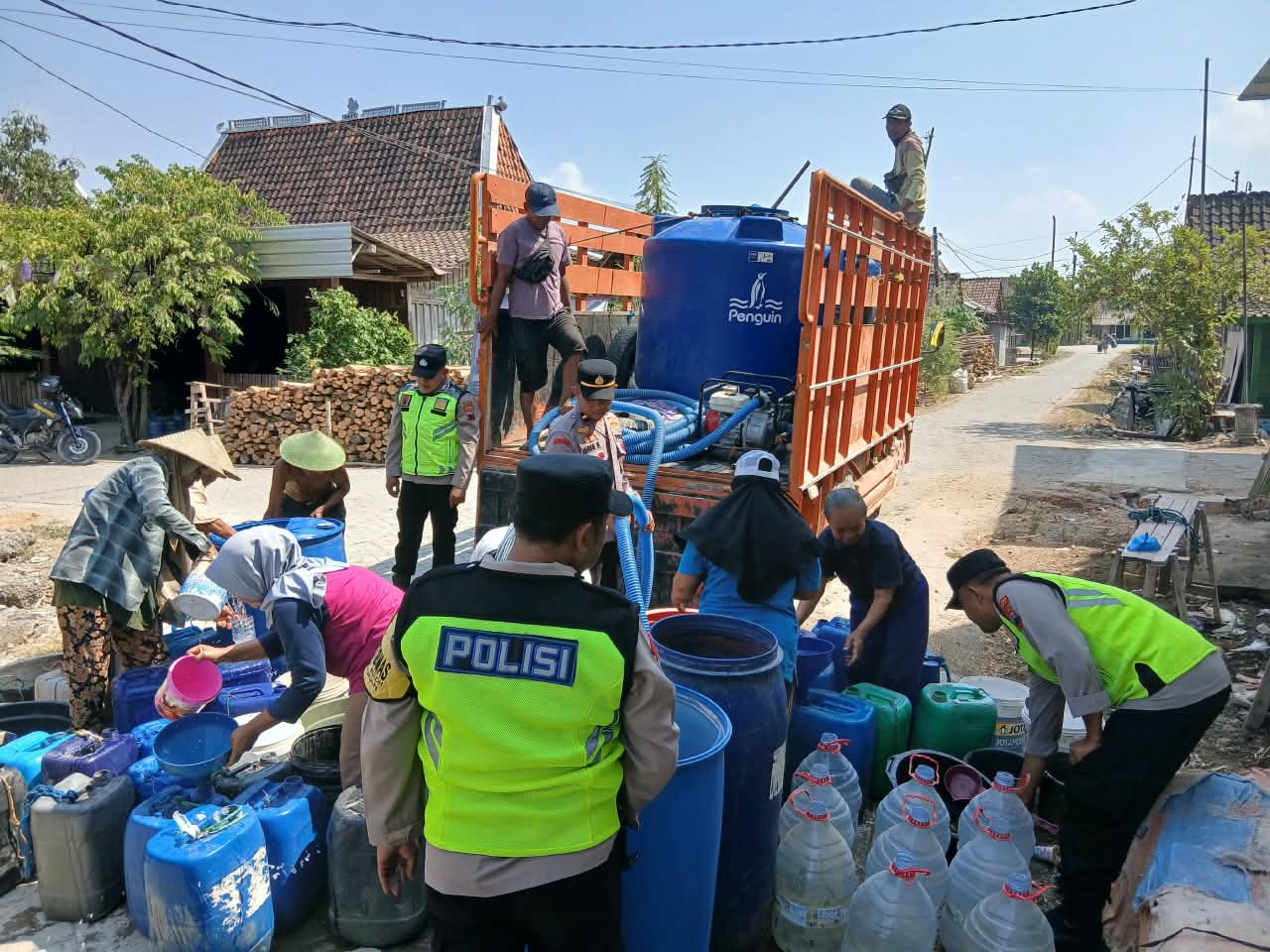 TUTURPEDIA - Kemarau Makin Terasa, Polsek Kunduran Salurkan Air Bersih ke Warga Cowekan: Kapolsek Ingatkan Jangan Sepelekan Kesulitan Air