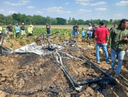 Geger! Pesawat Latih Jatuh dan Terbakar di Sawah Tembakau Blora, Dua Awak Selamat