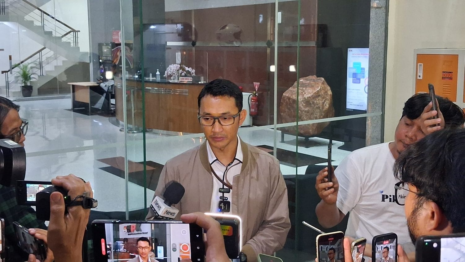 TUTURPEDIA - OTT KPK Bongkar Dugaan “Fee” di ATR/BPN: 19 Orang Diciduk, Rp8 Miliar dalam 9 Koper hingga Setoran Rp10 Miliar Terendus