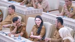 Duduk Berdampingan di DPR RI, Gubernur Sherly Tjoanda dan Ahmad Luthfi Bikin Warganet Heboh: Romantis dan Cocok Jadi Pasangan! 3 TUTURPEDIA - Duduk Berdampingan di DPR RI, Gubernur Sherly Tjoanda dan Ahmad Luthfi Bikin Warganet Heboh: Romantis dan Cocok Jadi Pasangan!