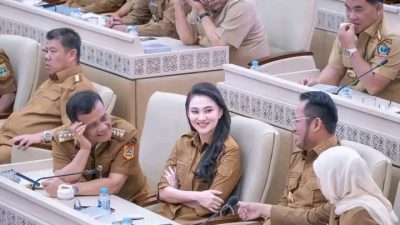 Duduk Berdampingan di DPR RI, Gubernur Sherly Tjoanda dan Ahmad Luthfi Bikin Warganet Heboh: Romantis dan Cocok Jadi Pasangan! 9 TUTURPEDIA - Duduk Berdampingan di DPR RI, Gubernur Sherly Tjoanda dan Ahmad Luthfi Bikin Warganet Heboh: Romantis dan Cocok Jadi Pasangan!