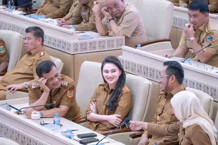 TUTURPEDIA - Duduk Berdampingan di DPR RI, Gubernur Sherly Tjoanda dan Ahmad Luthfi Bikin Warganet Heboh: Romantis dan Cocok Jadi Pasangan!