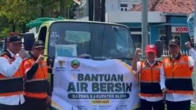 TUTURPEDIA - Kekeringan Melanda Banjarejo, BAZNAS Blora Salurkan 8 Tangki Air Bersih ke Empat Desa