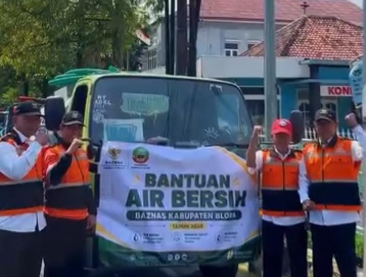 TUTURPEDIA - Kekeringan Melanda Banjarejo, BAZNAS Blora Salurkan 8 Tangki Air Bersih ke Empat Desa