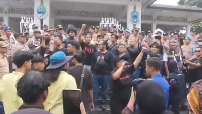 Ratusan Mahasiswa Kepung Pendopo Kuningan, Tolak Geothermal Gunung Ciremai: “Jangan Korbankan Ciremai demi Energi” 13 TUTURPEDIA - Ratusan Mahasiswa Kepung Pendopo Kuningan, Tolak Geothermal Gunung Ciremai: “Jangan Korbankan Ciremai demi Energi”