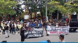 Tolak Geothermal Gunung Ciremai, Mahasiswa Kepung Pendopo Kuningan: “Pemkab Dilarang Diam!” 4 TUTURPEDIA - Tolak Geothermal Gunung Ciremai, Mahasiswa Kepung Pendopo Kuningan: “Pemkab Dilarang Diam!”