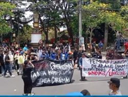 Tolak Geothermal Gunung Ciremai, Mahasiswa Kepung Pendopo Kuningan: “Pemkab Dilarang Diam!”