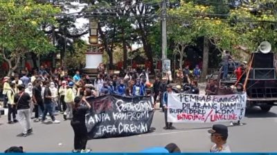 Tolak Geothermal Gunung Ciremai, Mahasiswa Kepung Pendopo Kuningan: “Pemkab Dilarang Diam!” 11 TUTURPEDIA - Tolak Geothermal Gunung Ciremai, Mahasiswa Kepung Pendopo Kuningan: “Pemkab Dilarang Diam!”