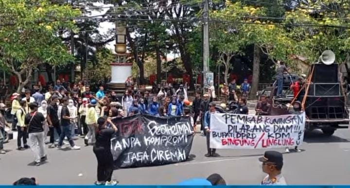 TUTURPEDIA - Tolak Geothermal Gunung Ciremai, Mahasiswa Kepung Pendopo Kuningan: “Pemkab Dilarang Diam!”