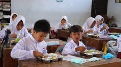 Blora Masuk 42 Daerah Piloting MBG Prasmanan, Bupati-Wabup Pantau Langsung Antusiasme Siswa 3 TUTURPEDIA - Blora Masuk 42 Daerah Piloting MBG Prasmanan, Bupati-Wabup Pantau Langsung Antusiasme Siswa