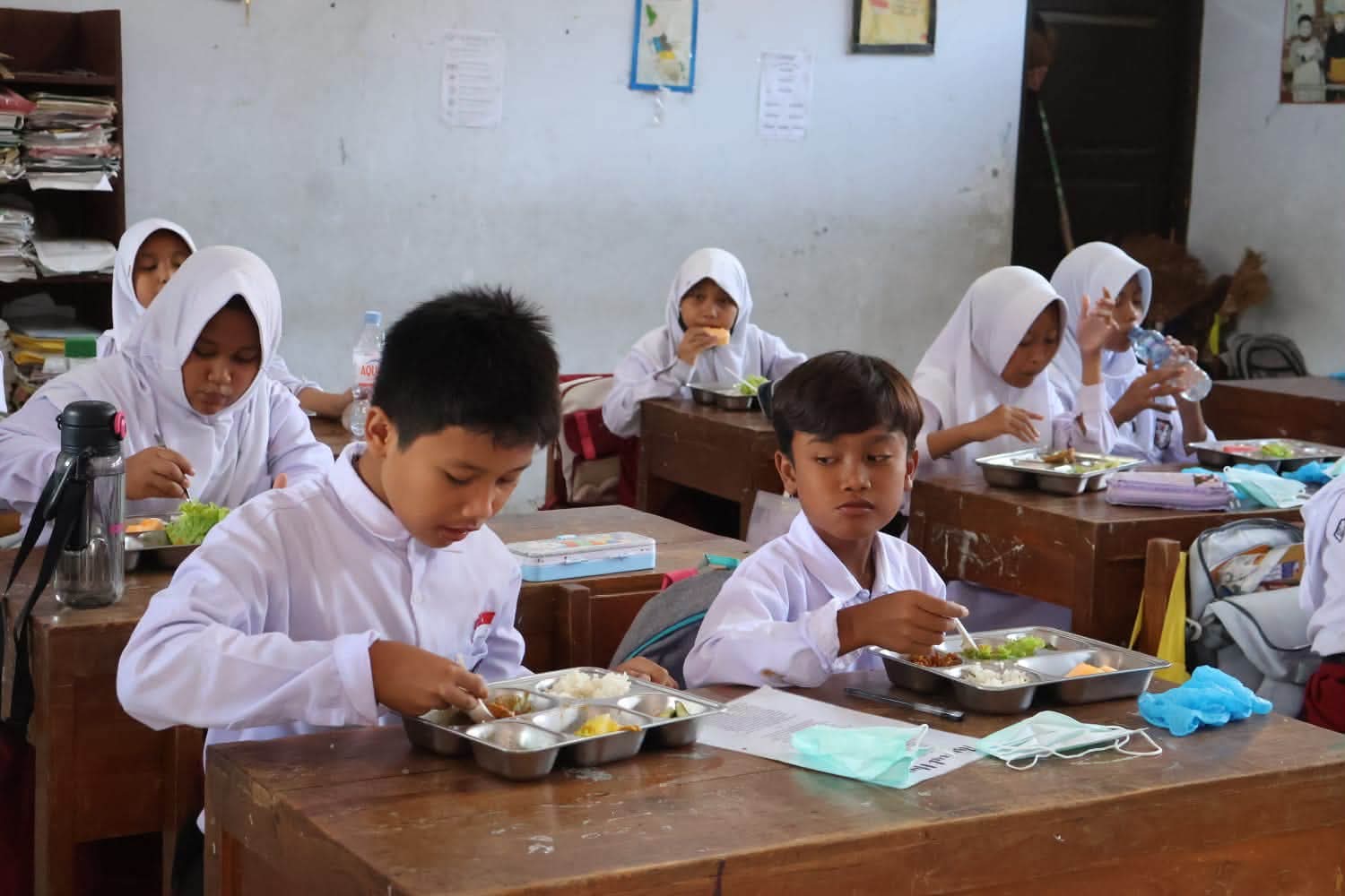 TUTURPEDIA - Blora Masuk 42 Daerah Piloting MBG Prasmanan, Bupati-Wabup Pantau Langsung Antusiasme Siswa