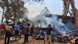 Gotong Royong Warga Selamatkan Rumah Maryoto dari Kebakaran, Kerugian Ditaksir Rp50 Juta. 7 TUTURPEDIA - Gotong Royong Warga Selamatkan Rumah Maryoto dari Kebakaran, Kerugian Ditaksir Rp50 Juta.