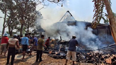 Gotong Royong Warga Selamatkan Rumah Maryoto dari Kebakaran, Kerugian Ditaksir Rp50 Juta. 17 TUTURPEDIA - Gotong Royong Warga Selamatkan Rumah Maryoto dari Kebakaran, Kerugian Ditaksir Rp50 Juta.