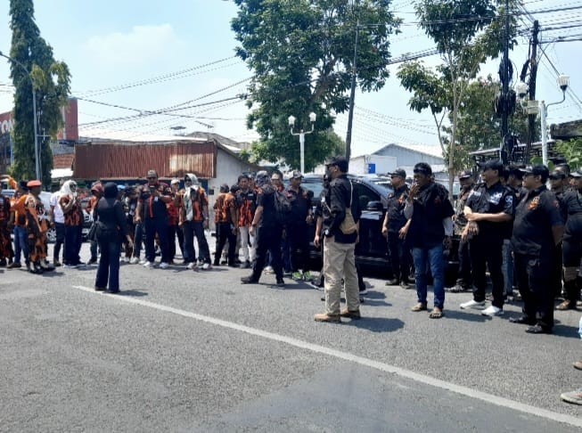 TUTURPEDIA - 300 Massa GRIB Jaya Blora Geruduk Kantor PNM, Desak Transparansi Lelang Jaminan Tanah