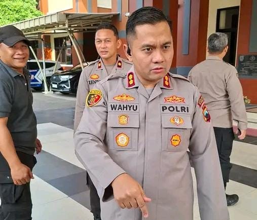 TUTURPEDIA - Bentrokan Debt Collector Vs Warga Kudus, 25 Penagih Utang Diamankan Polisi, Senjata Tajam Disita