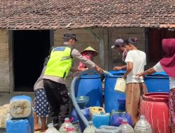 Peduli Warga di Musim Kemarau, Polsek Kunduran Salurkan Bantuan Air Bersih ke Desa Karanggeneng