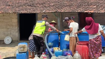 Peduli Warga di Musim Kemarau, Polsek Kunduran Salurkan Bantuan Air Bersih ke Desa Karanggeneng 15 TUTURPEDIA - Peduli Warga di Musim Kemarau, Polsek Kunduran Salurkan Bantuan Air Bersih ke Desa Karanggeneng