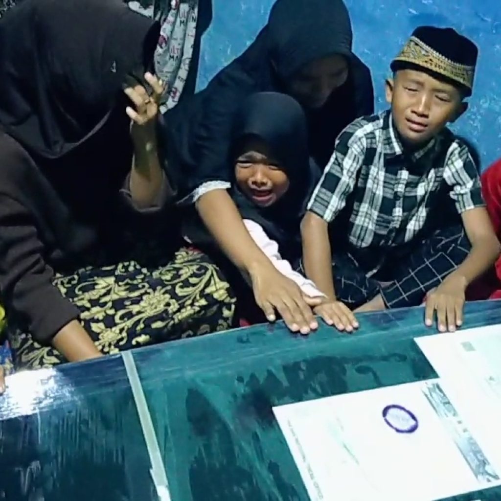 Istri dan anak serta kerabat histeris saat jenazah Sainul tiba di rumah duka, Kamis (19/10/2023) sekitar pukul 05.15 WIB dini hari. Foto Dok Riki Santoso.