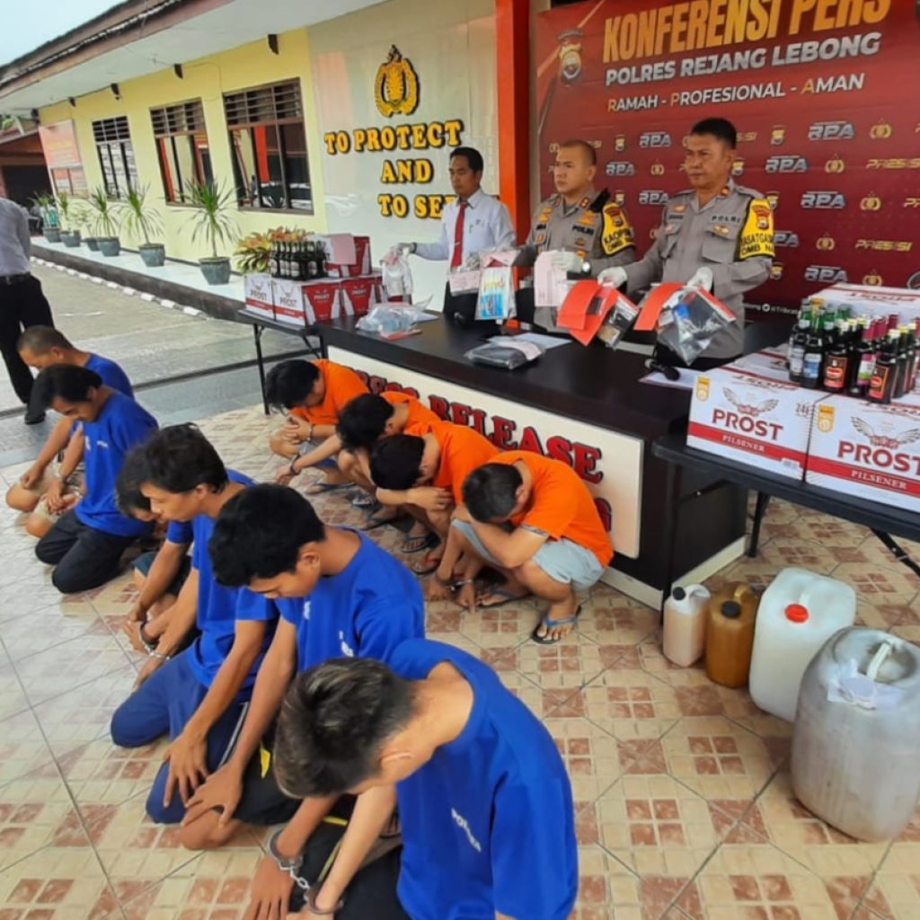 4 Pengedar dan 6 pemakai narkoba ditampilkan dalam konferensi pers di Mapolres Rejang Lebong, Senin (23/10/2023). Foto: Dok. Riki Santoso.