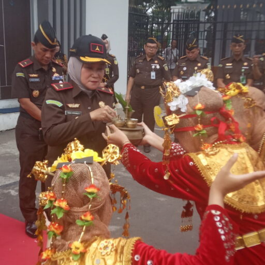 Tiba di Kejati Bengkulu, Rina Virawati Disambut Tari Persembahan