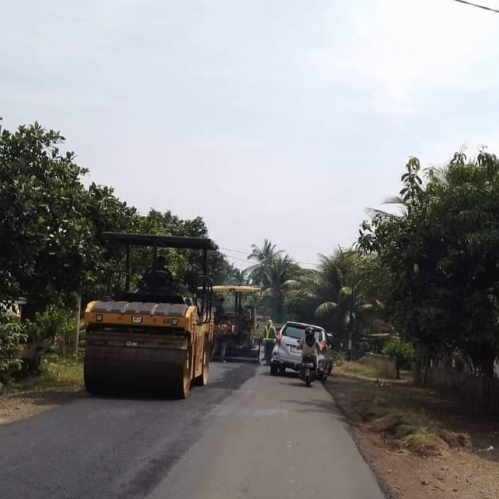 Proses pengerjaan jalan Inpres di Bengkulu Utara. Foto: Dok. Riki Santoso.