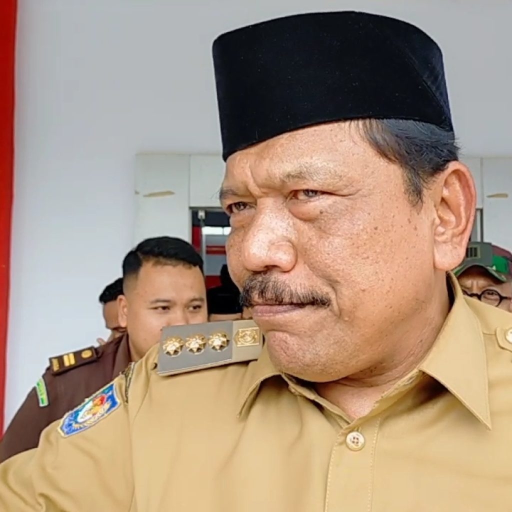Bupati Bengkulu Utara, Ir H Mian saat diwawancarai usai mengukuhkan puluhan pengurus Aliansi LSM Bengkulu Utara. Foto: Dok. Riki Santoso.