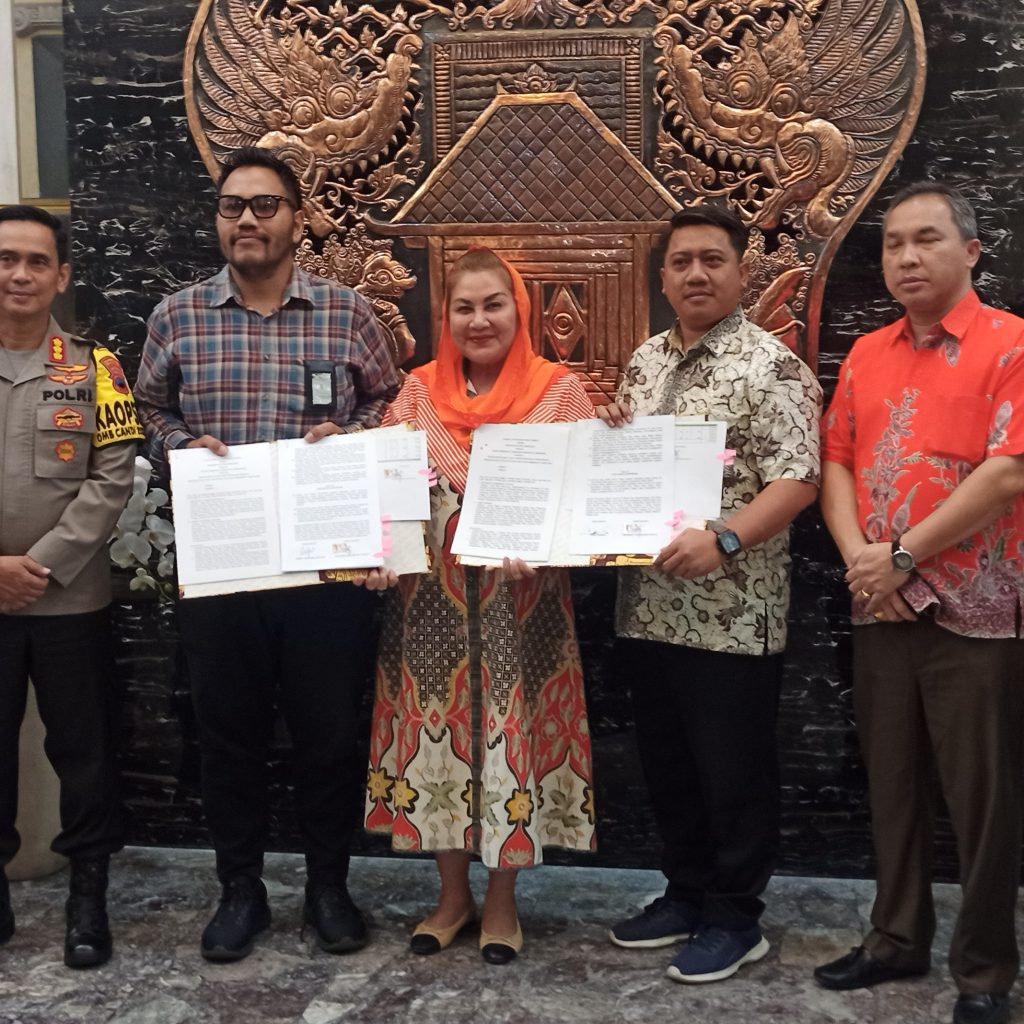 Wali Kota Semarang, Hevearita Gunaryanti Rahayu menandatangani Naskah Perjanjian Hibah Daerah (NPHD) bersama KPU dan Bawaslu Kota Semarang Lobi Wali Kota Semarang, Kamis (9/11/2023) malam. Fotos: Istimewa