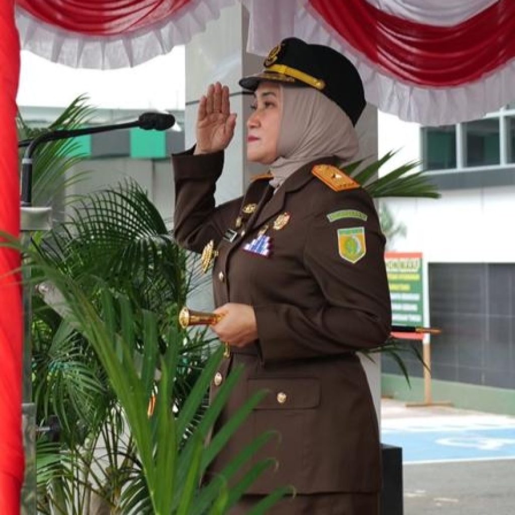 Kajati Bengkulu, Rina Virawati, SH MH saat menjadi instruktur upacara peringatan Hari Pahlawan ke-78 tahun 2023, Jum'at (10/11/2023). Foto: Istimewa.