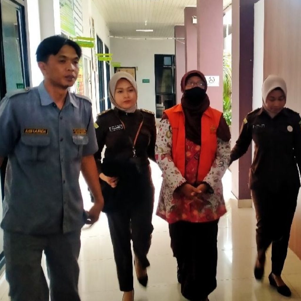 Tersangka OR selaku mantan Direktur PDAM TBK Rejang Lebong, saat digiring di Kejati Rejang Lebong. Foto: Istimewa.
