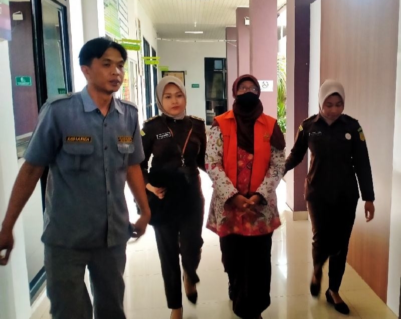 Tersangka OR selaku mantan Direktur PDAM TBK Rejang Lebong, saat digiring di Kejati Rejang Lebong. Foto: Istimewa.