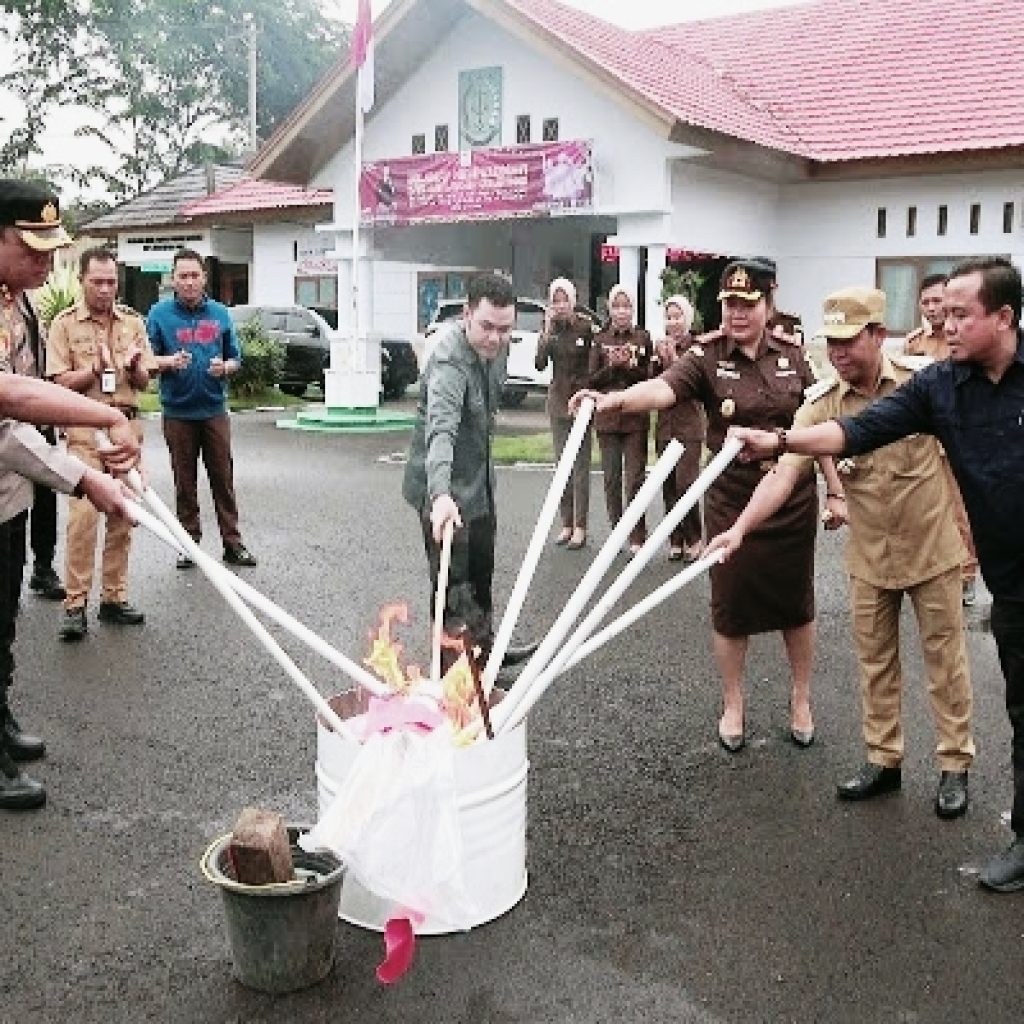 Pemusnahan barang bukti perkara di halaman kantor Kejari Lebong. Foto: Istimewa.