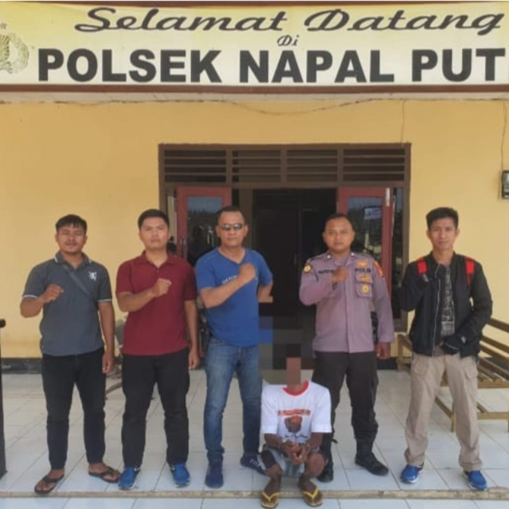 Dipimpin Kapolsek Napal Putih, Iptu Sugeng bersama personil meringkus MA (53) pelaku pencabulan anak kandung. Foto: Istimewa.