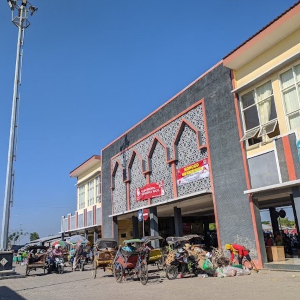 Pedagang Pasar Rakyat Sido Makmur keluhkan para pelapak yang dirikan bangunan liar di area luar pasar. Foto: Dok. Lilik Yuliantoro