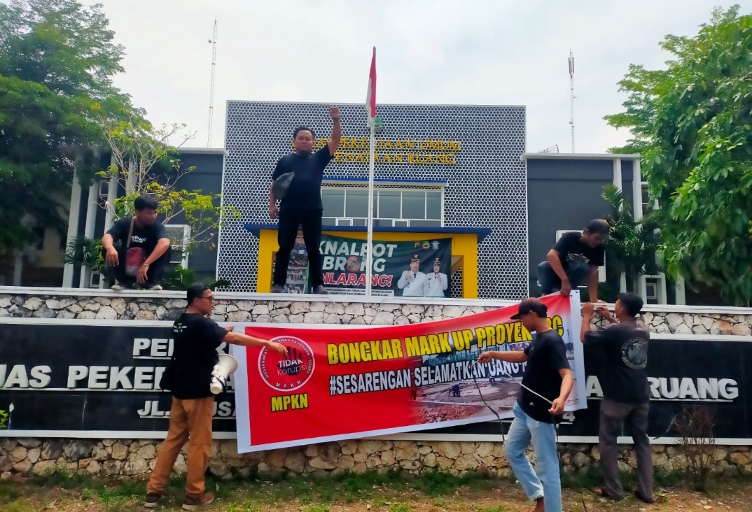 Adanya dugaan penyimpangan proyek Taman Budaya Cepu, MPKN datangi DPUPR Blora. Foto; Istimewa