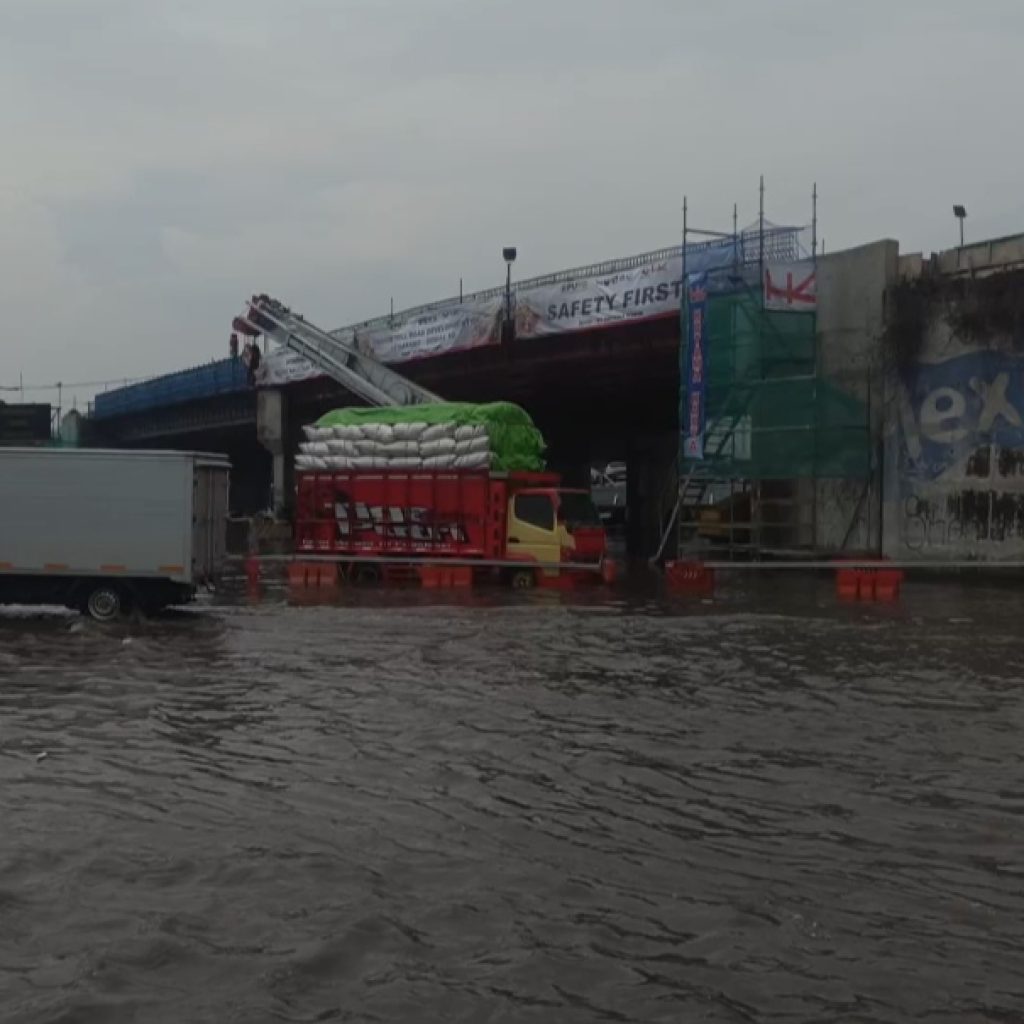 Truk muatan pupuk organik mogok karena jalan Kaligawe tergenang. Foto: Istimewa